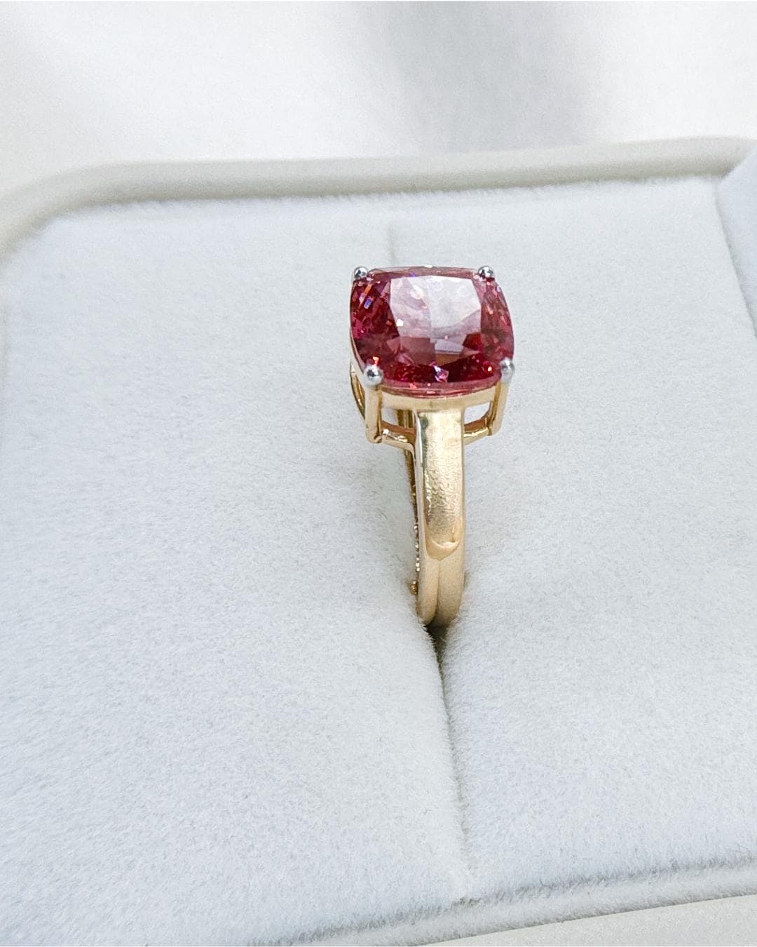3.00 Carat Fancy Vivid Pink Cushion Cut Diamond Ring | 18K Gold | IGI Certified Ring